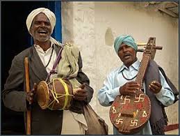 Folks singers with their instruments.